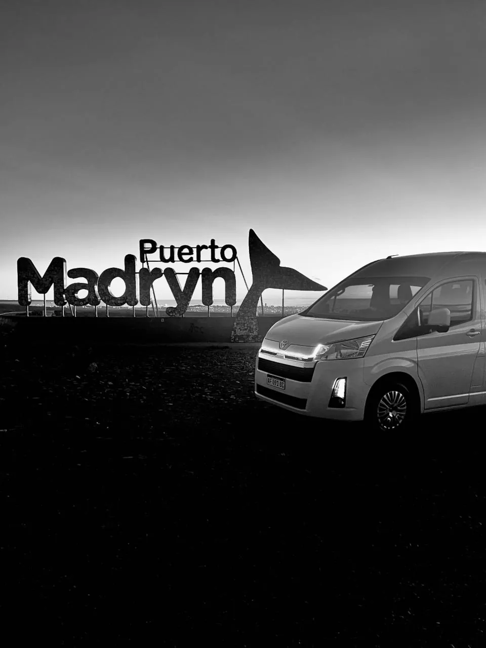 Frente de la Toyota Hiace de Traslados VIP en Puerto Madryn