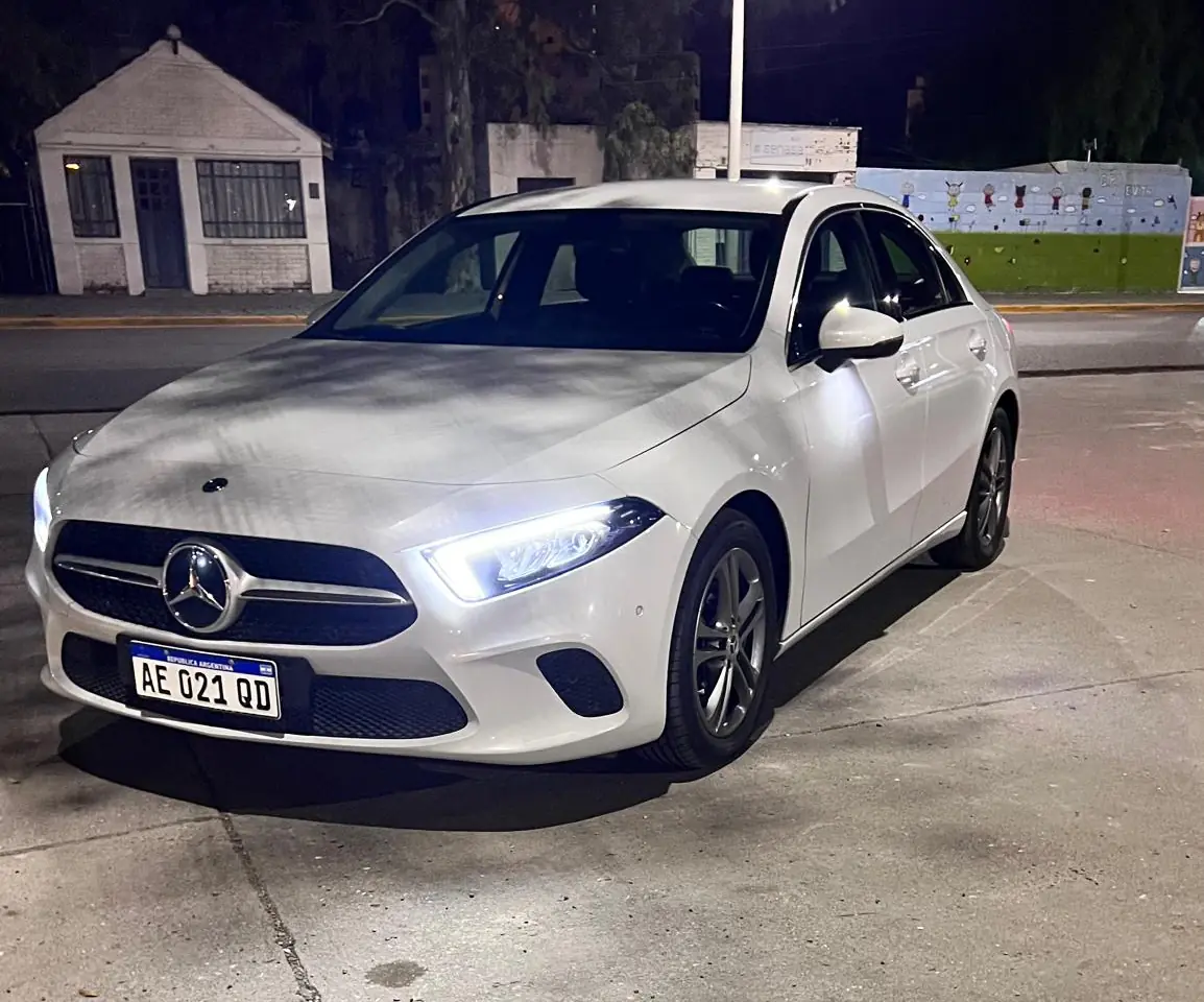 Mercedes-Benz Clase A blanco de la flota de Traslados VIP
