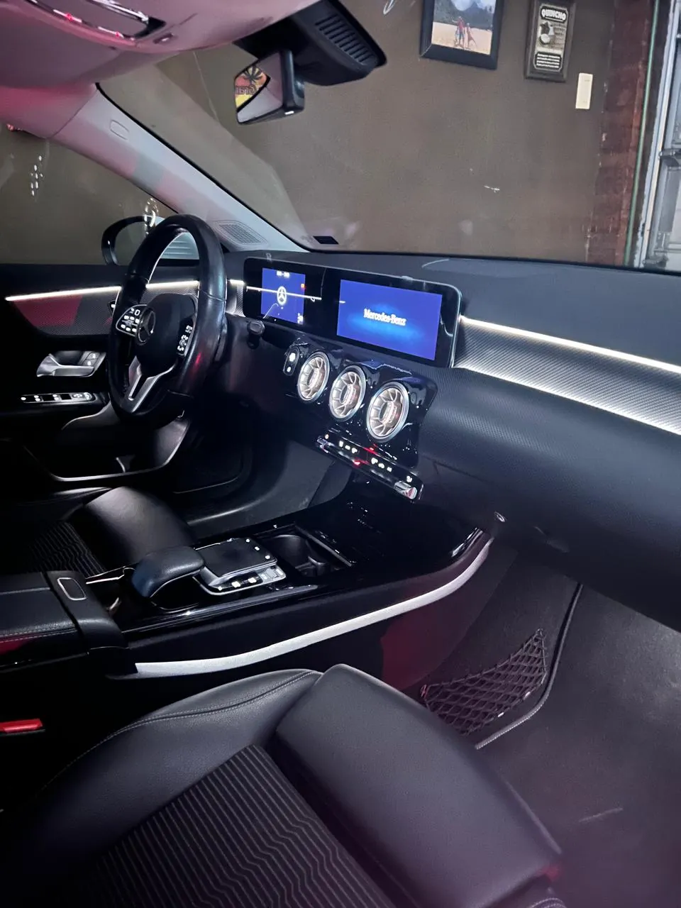 Interior del Mercedes-Benz Clase A con iluminación ambiental