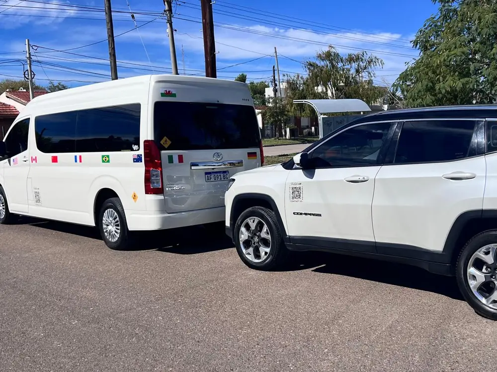 Toyota Hiace y Jeep Compass de la flota de Traslados VIP