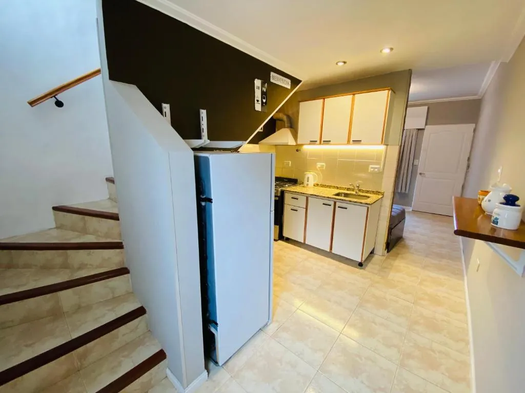 Cocina y escalera del Departamento Pioneros